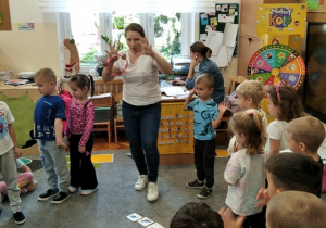 07.Pięciolatki wykonują zadania ruchowe.