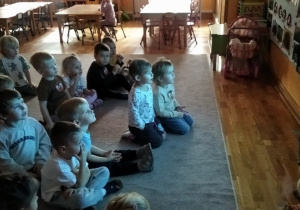 05.Trzylatki oglądają film o jeżu.