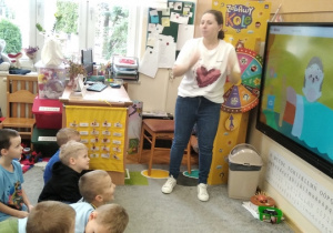 07.Pięciolatki oglądają i słuchają piosenki o jeżu.