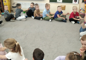 08. Przedszkolaki wykonują masaż pleców.