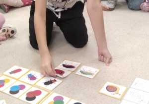 11.Chłopiec wykonuje zadanie z kodowaniem ilustracji.