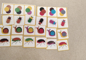 13.Zakodowane ilustracje na dywanie.