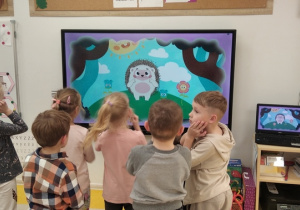 14.Sześciolatki tańczą taniec jeża.