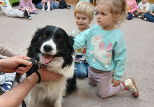 05. Chłopiec i dziewczynka dotykają psa.