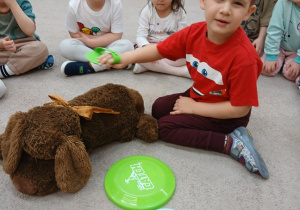 08. Dzieci oglądają akcesoria dla psa.