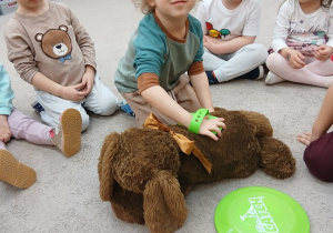 09. Dzieci oglądają akcesoria dla psa.