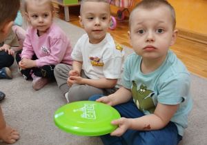 10.Dzieci oglądają akcesoria dla psa.