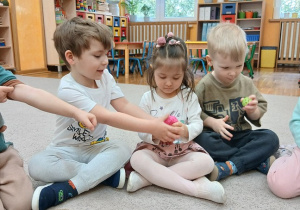 11.Dzieci oglądają akcesoria dla psa.