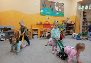 13. Dzieci chodzą na czworaka.