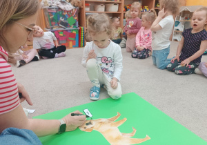 14. Przedszkolaki opisują wygląd psa.