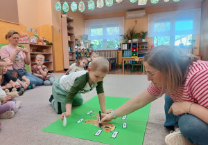 16. Przedszkolaki opisują wygląd psa.