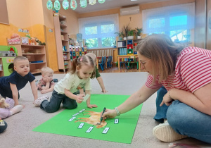 17. Przedszkolaki opisują wygląd psa.