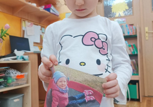 20. Dziewczynka ze zdjęciem kotka.