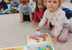 21. Dziewczynka układa ilustracje.