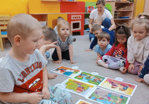 22. Chłopiec układa ilustracje.