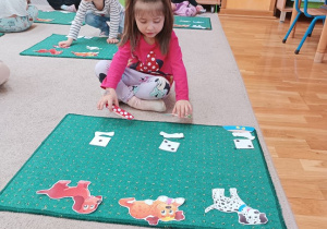 26. Dziewczynka liczy.