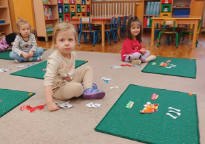 27. Dzieci biorą udział w zajęciach matematycznych.