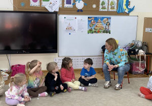 Grupa Kropelek i pani Dietetyk rozmawiają o piramidzie żywieniowej..