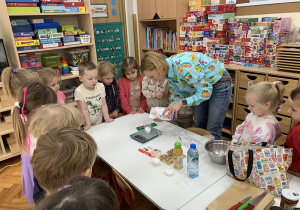 Pani dietetyk mierzy ile cukru znajduje się w naszych ulubionych słodyczach. .