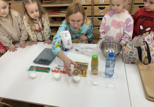 Czterolatki oglądają ile mamy cukru w różnych produktach.