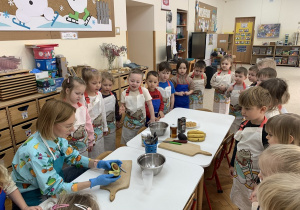 Pani dietetyk przygotowuje awokado.