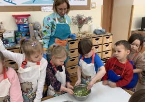 Dzieci przygotowują awokado.