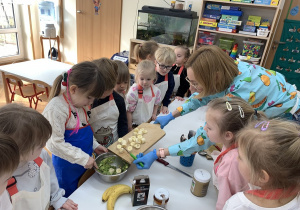 Kropelki mieszają składniki na Nutellę.