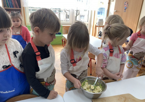 Dziewczynka miesza produkty w misce.