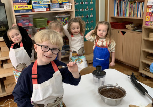 Chłopiec próbuje nutellę z awokado.