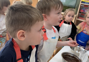 Chłopcy smakują zdrową, domową nutellę.