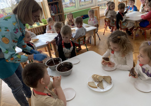 Przedszkolaki próbują dwóch rodzai zdrowej nutelli.