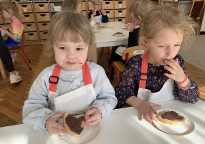 Degustacja zdrowej i smacznej przekąski w grupie Kropelek.