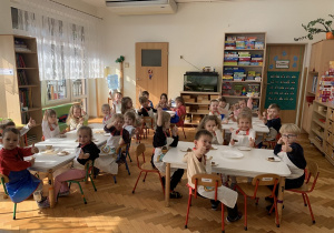 Kropelki podczas degustacji zdrowej przekąski.