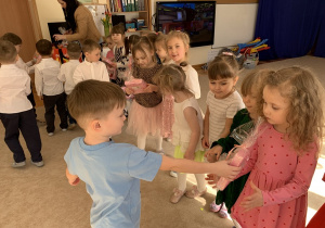 Chłopiec wręcza prezent dziewczynce.