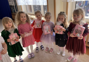 Dziewczynki z grupy Kropelek z prezentami na Dzień Kobiet.
