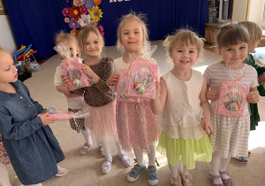 Dumne dziewczynki z upominkami z okazji ich święta.