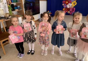 Prezentacja prezentów na Dzień Kobiet.