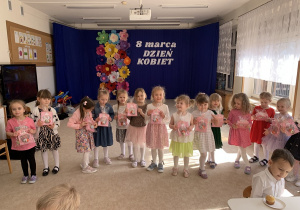 Usmiechnięte dziewczynki z grupy Kropelek z prezentami.