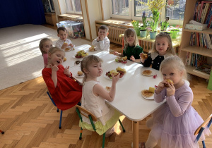 Czterolatki podczas poczęstunku z okazji Dnia Kobiet.