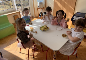 Kropelki zajadają się babeczkami i owocami.