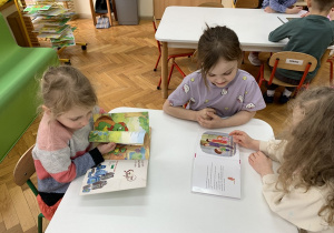 Kropelki podczas oglądania książek dla dzieci.