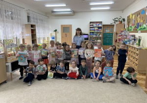 Pamiątkowe zdjęcie czterolatków ze spotkania Klubu Dyskusyjnego Książki.