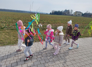 Kropelki żegnają Zimę, a witają Wiosnę.
