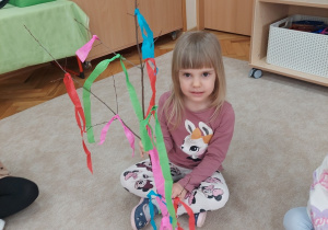 Dziewczynka prezentuje Gaik zrobiony przez dzieci 4-letnie.