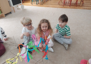 Dzieci z grupy Kropelek prezentują efekty wspólnej pracy.
