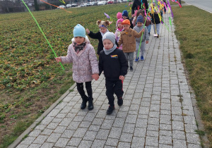 Przemarsz 4-latków z Gaikami i Marzanną.