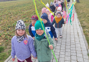 Dzieci idą pożegnać Zimę.