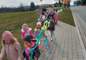 Tam daleko gdzie wysoka sosna maszeruje drogą Pani Wiosna...