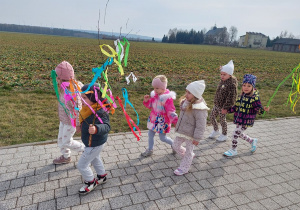 Przedszkolaki podczas spaceru - Powitanie Wiosny.