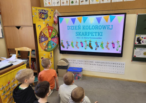 Oglądanie filmu edukacyjnego Dzień Kolorowej Skarpetki.